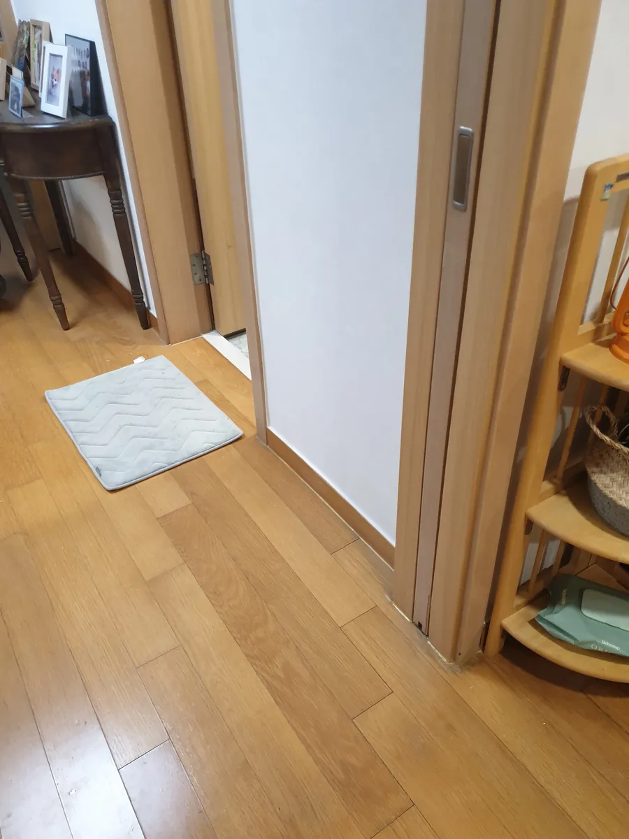 누수로 부푼 문틀 교체 시공 후
